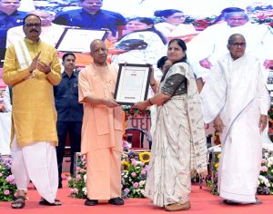 मुख्यमंत्री योगी आदित्यनाथ ने बांटे नियुक्ति पत्र, मंच पर 12 अभ्यर्थियों को सौंपे पत्र मुख्यमंत्री योगी आदित्यनाथ ने बांटे नियुक्ति पत्र, मंच पर 12 अभ्यर्थियों को सौंपे पत्र