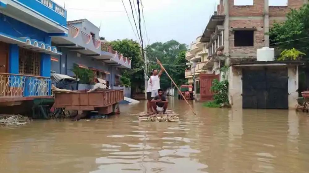 बिहार में बाढ़ का कहर तेज, गंगा का पानी HFL के पार; छपरा में बांध टूटा, मुंगेर में डायवर्सन बहा