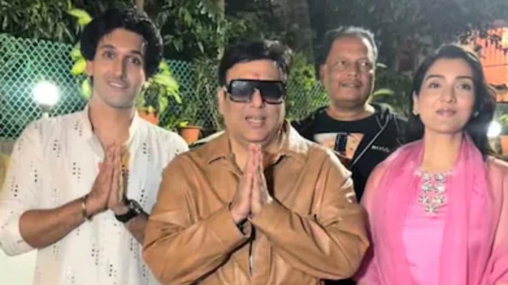 अमेरिका से लौटने के बाद गोविंदा ने बच्चों के साथ मिलकर घर पर बप्पा के किए दर्शन अमेरिका से लौटने के बाद गोविंदा ने बच्चों के साथ मिलकर घर पर बप्पा के किए दर्शन