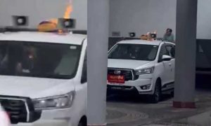 महापौर की गाड़ी के ऊपर जलाए कागज, आग लगाने की कोशिश से भोपाल नगर निगम में मचा बवाल महापौर की गाड़ी के ऊपर जलाए कागज, आग लगाने की कोशिश से भोपाल नगर निगम में मचा बवाल