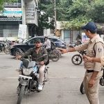 बिना हेलमेट दफ्तर पहुंचे कर्मचारी तो कलेक्टर ने नहीं दी एंट्री, इंदौर में सख्ती से लागू हुआ नियम