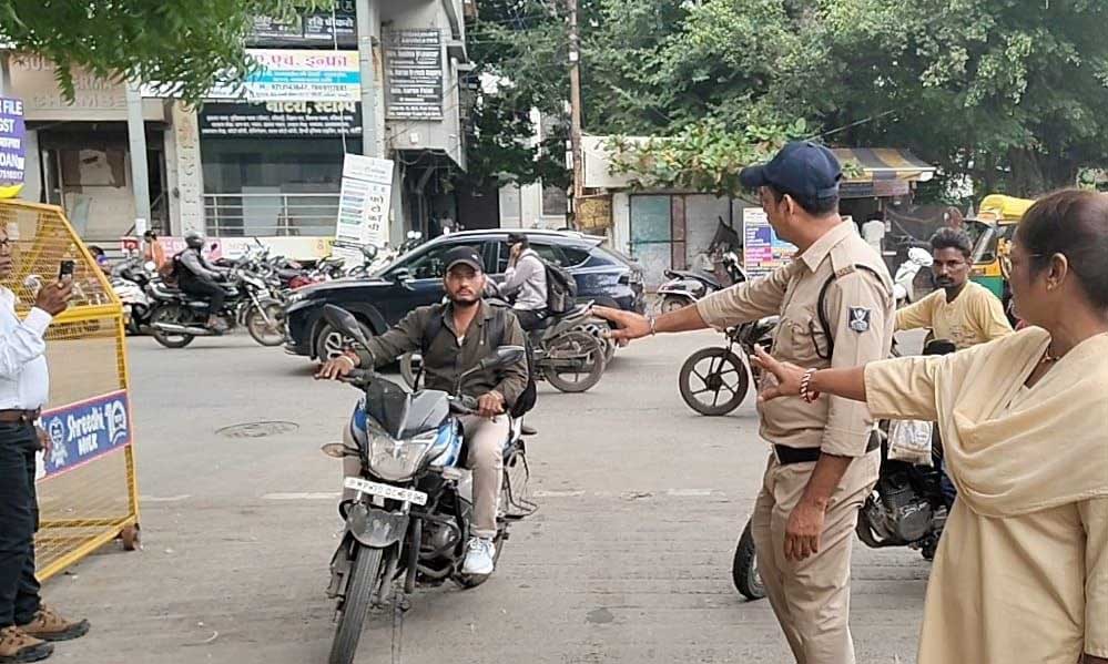 बिना हेलमेट दफ्तर पहुंचे कर्मचारी तो कलेक्टर ने नहीं दी एंट्री, इंदौर में सख्ती से लागू हुआ नियम