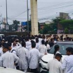 MP में इंटर्न डॉक्टरों ने खोला मोर्चा, स्टाइपेंड बढ़ाने के लिए भोपाल में निकाला पैदल मार्च
