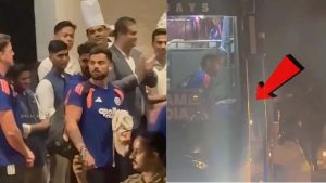 रोहित शर्मा बस की सीढ़ियों से गिरे, सपोर्ट स्टाफ ने तुरंत संभाला; चोट की पुष्टि नहीं