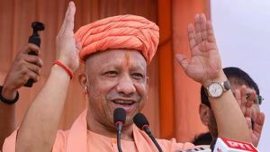 CM योगी बोले- हर बच्चे को पढ़नी चाहिए ‘एग्जाम वॉरियर्स’, किताबों से दूर नहीं है आज का युवा
