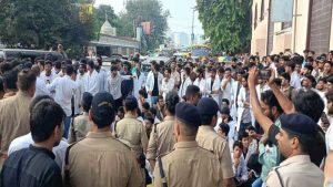 MBBS इंटर्न डॉक्टरों का आंदोलन जारी, स्टाइपेंड बढ़ाने की मांग पर आज सरकारी अस्पतालों में OPD ठप MBBS इंटर्न डॉक्टरों का आंदोलन जारी, स्टाइपेंड बढ़ाने की मांग पर आज सरकारी अस्पतालों में OPD ठप