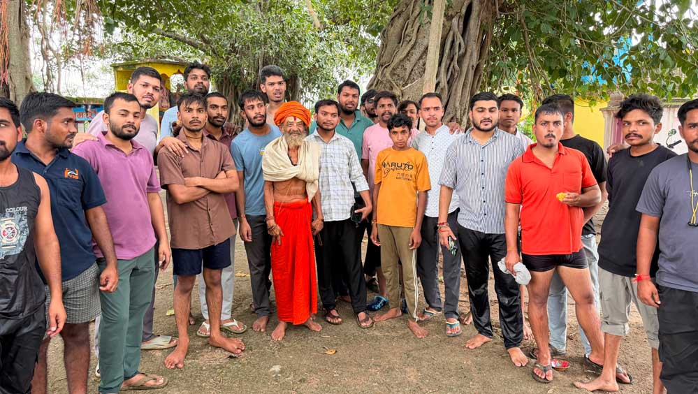 झारखंड धाम परिसर में युवाओं ने चलाया वृहद सफाई अभियान झारखंड धाम परिसर में युवाओं ने चलाया वृहद सफाई अभियान