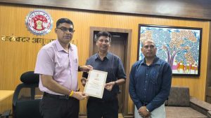 सशस्त्र सेना झंडा दिवस निधि में उत्कृष्ट योगदान के लिए कलेक्टर रत्नाकर झा सम्मानित