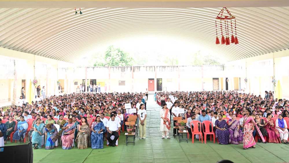 छात्राओं के लिए बड़ी सौगात, लखन लाल देवांगन ने बांटी 1500 एजुकेशन किट; कॉलेजों में बनेगा विशाल डोम
