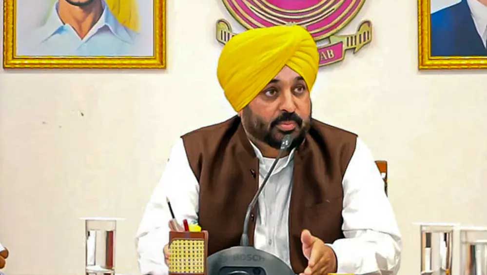 काले झंडे, कर्मचारियों का विरोध और स्कूलों से जुड़े मुद्दे… पंजाब में मान सरकार पर बढ़ी सियासी घेराबंदी