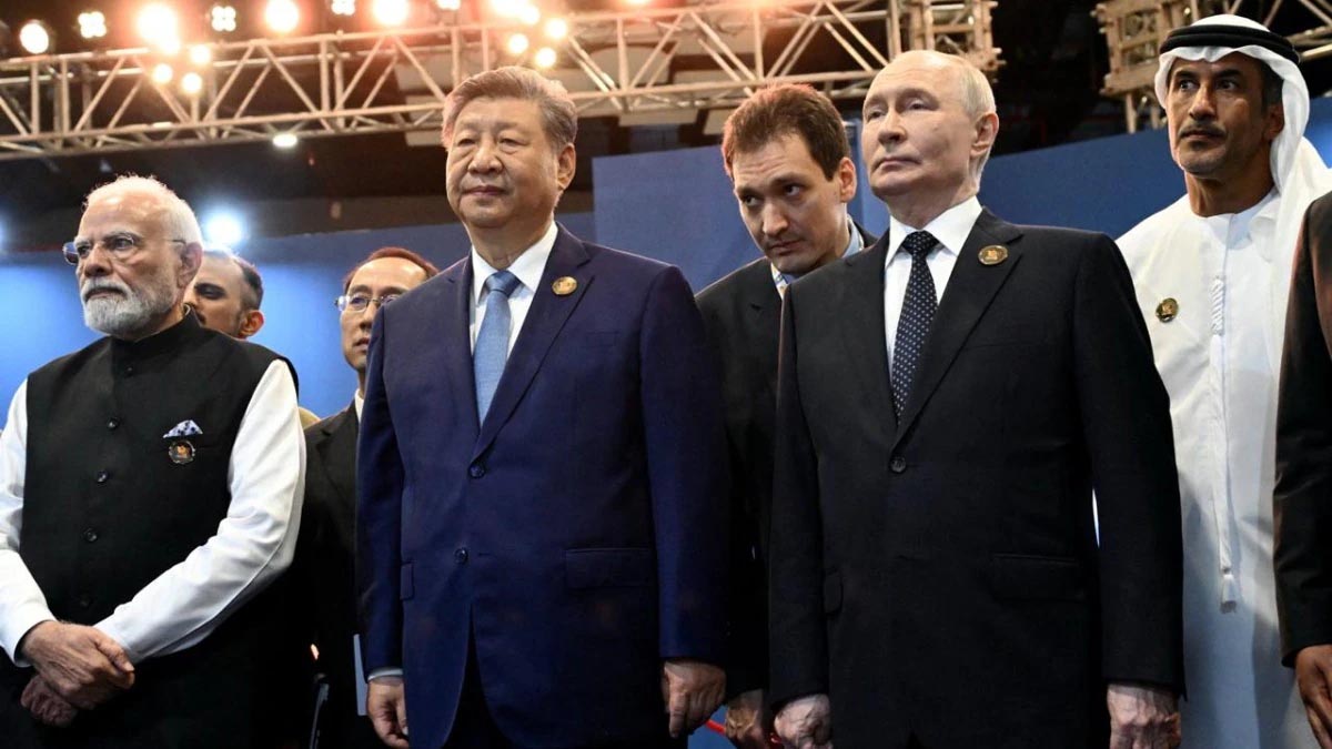 BRICS में अमेरिका की नीतियों पर निशाना, फिर भी भारत का रुख संतुलित; क्या बदली विदेश नीति? BRICS में अमेरिका की नीतियों पर निशाना, फिर भी भारत का रुख संतुलित; क्या बदली विदेश नीति?