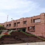 कैंपस बैठकों और क्लास के दौरान छात्राओं के साथ अश्लील हरकतें करने का आरोप कैंपस बैठकों और क्लास के दौरान छात्राओं के साथ अश्लील हरकतें करने का आरोप