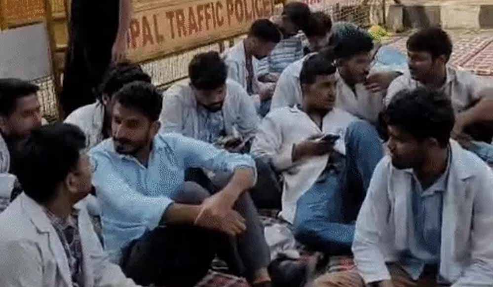 हमीदिया अस्पताल में इलाज पर संकट! स्टाइपेंड बढ़ाने की मांग को लेकर डॉक्टरों की हड़ताल, मरीज परेशान