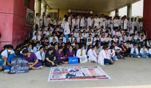 MY अस्पताल में डॉक्टरों का जोरदार प्रदर्शन, ‘वन नेशन-वन स्टाइपेंड’ की मांग पर अड़े; मरीजों की बढ़ी परेशानी