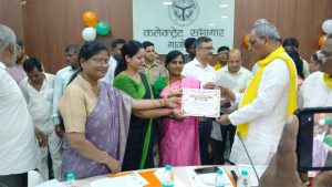 आंगनबाड़ी कार्यकर्ताओं एवं सहायिकाओं तथा सुपोषित बच्चों के माता-पिता का सम्मान