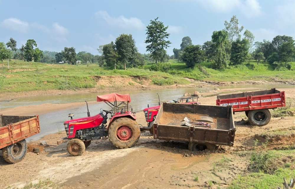 खनिज विभाग ने कोलबिर्रा क्षेत्र में अवैध रेत परिवहन करते 5 ट्रैक्टर किए जब्त, शिकायतों के समयबद्ध निराकरण की दिशा में प्रशासन की सक्रिय पहल