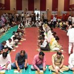 नेवता भोज में दिखी सामाजिक समरसता की मिसाल, एक साथ बैठे बैगा पुजारी, जनप्रतिनिधि और अधिकारी नेवता भोज में दिखी सामाजिक समरसता की मिसाल, एक साथ बैठे बैगा पुजारी, जनप्रतिनिधि और अधिकारी