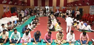 नेवता भोज में दिखी सामाजिक समरसता की मिसाल, एक साथ बैठे बैगा पुजारी, जनप्रतिनिधि और अधिकारी नेवता भोज में दिखी सामाजिक समरसता की मिसाल, एक साथ बैठे बैगा पुजारी, जनप्रतिनिधि और अधिकारी