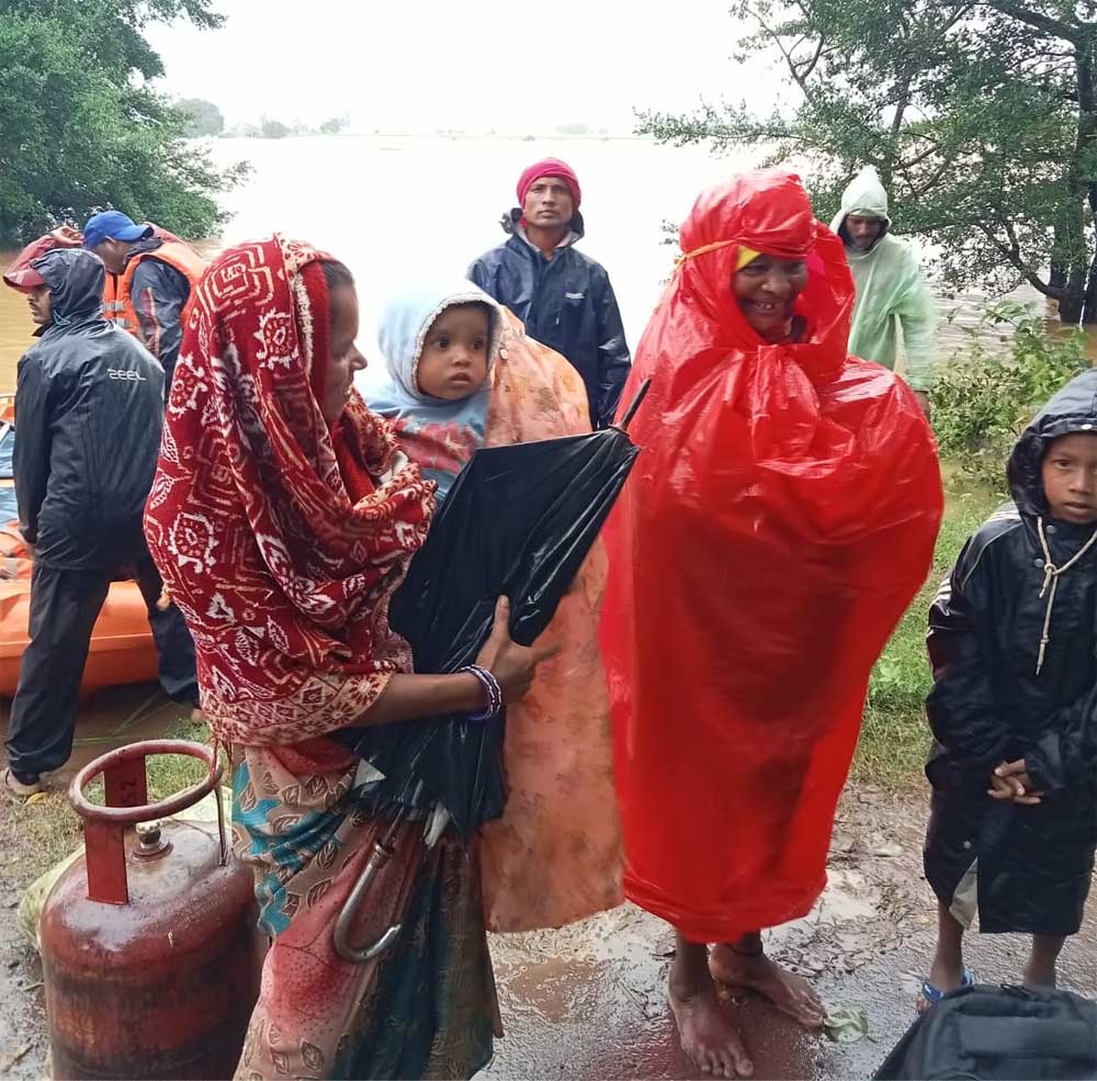 मुख्यमंत्री  विष्णु देव साय के निर्देश पर युद्धस्तर पर राहत एवं बचाव अभियान, बाढ़ में फंसे दर्जनों लोगों का सुरक्षित रेस्क्यू