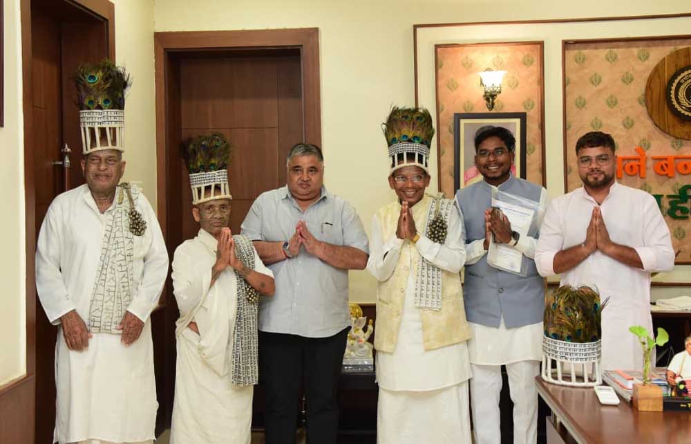 रामनामी समुदाय के प्रतिनिधियों ने पर्यटन एवं संस्कृति मंत्री राजेश अग्रवाल से की भेंट रामनामी समुदाय के प्रतिनिधियों ने पर्यटन एवं संस्कृति मंत्री राजेश अग्रवाल से की भेंट
