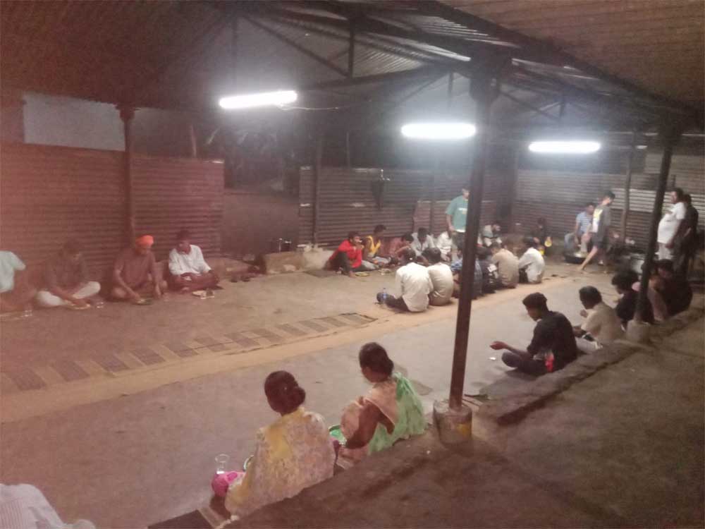 नेलसनार में बाढ़ के बीच जिला प्रशासन की मानवीय पहल, बाढ़ में फंसे यात्रियों को कराया भोजन