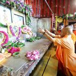 मुख्यमंत्री के रूप में 20वीं बार श्रीकृष्ण जन्मभूमि पहुंचे योगी आदित्यनाथ, श्रद्धालुओं पर बरसाए फूल