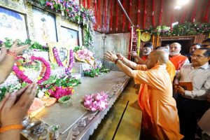 मुख्यमंत्री के रूप में 20वीं बार श्रीकृष्ण जन्मभूमि पहुंचे योगी आदित्यनाथ, श्रद्धालुओं पर बरसाए फूल