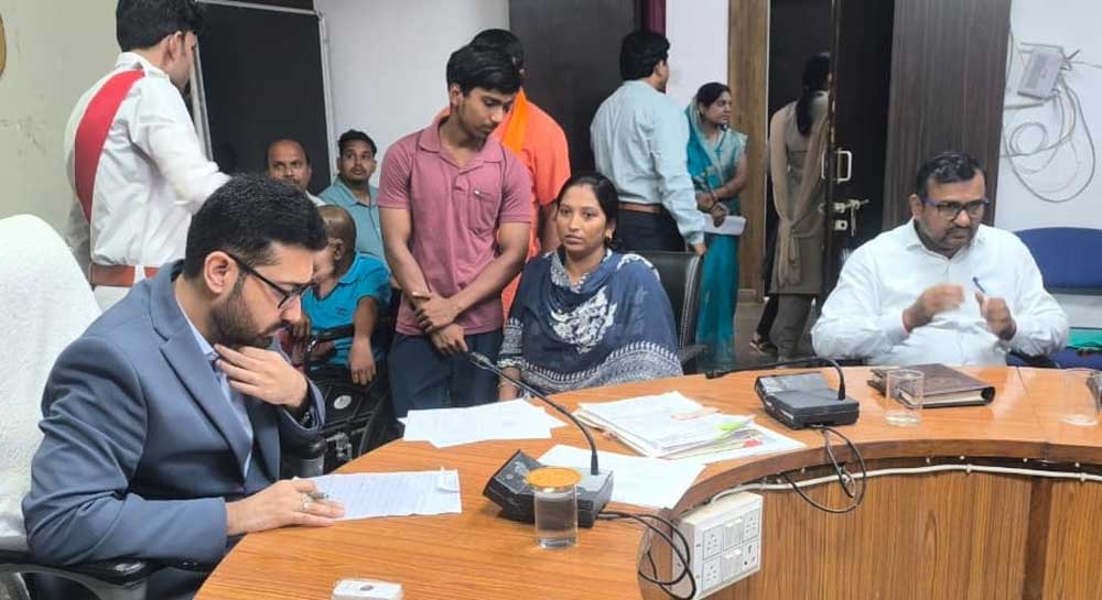 कलेक्टर लंगेह ने जनदर्शन में सुनी आमजनों की समस्याएं, निराकरण के दिए निर्देश कलेक्टर लंगेह ने जनदर्शन में सुनी आमजनों की समस्याएं, निराकरण के दिए निर्देश