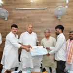 अयोध्या-बस्ती में आपदा प्रभावित परिवारों तक पहुंची सरकारी मदद, प्रभारी मंत्री ने सौंपे चेक