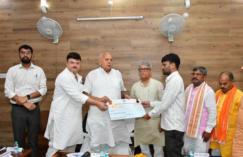 अयोध्या-बस्ती में आपदा प्रभावित परिवारों तक पहुंची सरकारी मदद, प्रभारी मंत्री ने सौंपे चेक
