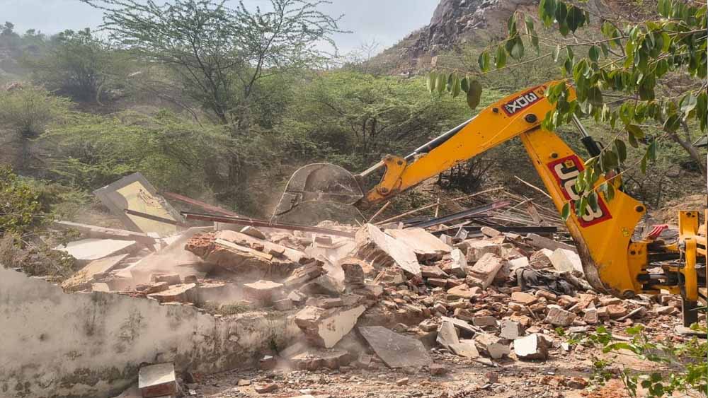 अतिक्रमण जांच के दौरान हंगामा, ग्रामीणों और टीम में झूमाझटकी अतिक्रमण जांच के दौरान हंगामा, ग्रामीणों और टीम में झूमाझटकी