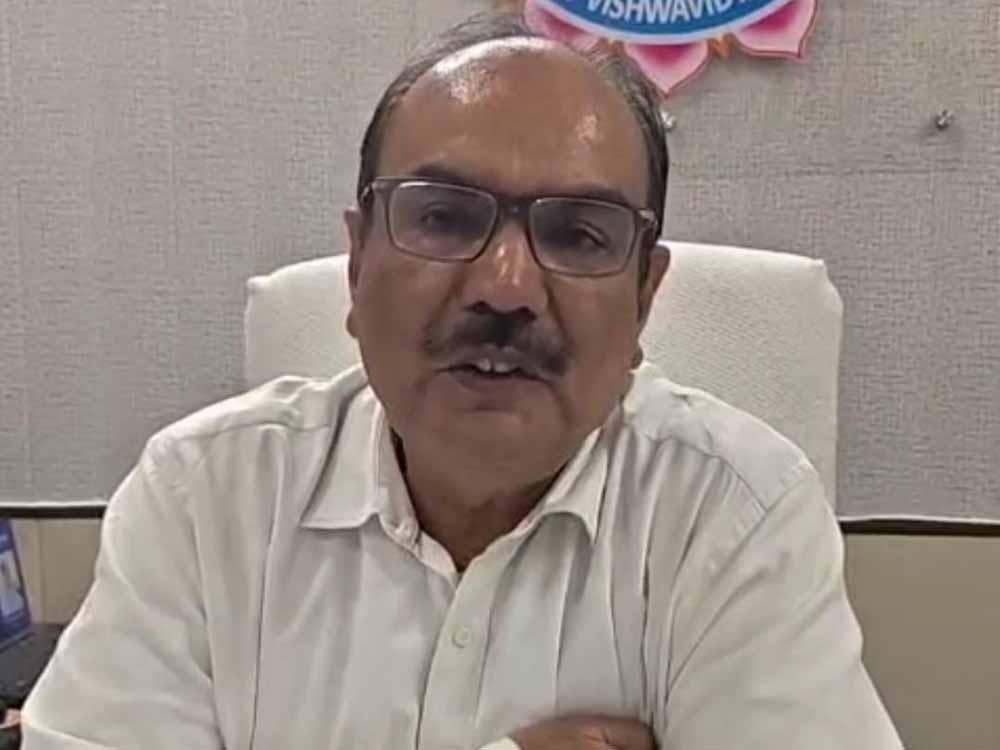 कुलपति पर लगे आरोपों की होगी जांच, हेमचंद यादव विवि पहुंची उच्चस्तरीय कमेटी कुलपति पर लगे आरोपों की होगी जांच, हेमचंद यादव विवि पहुंची उच्चस्तरीय कमेटी
