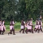 स्कूल में बिजली-व्यवस्था और क्लासेस की मांग, छात्राओं ने कलेक्ट्रेट तक निकाला पैदल मार्च