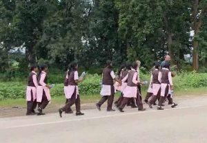 स्कूल में बिजली-व्यवस्था और क्लासेस की मांग, छात्राओं ने कलेक्ट्रेट तक निकाला पैदल मार्च