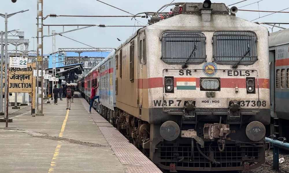बस्तर पहुंचीं रेलवे की PCCM, माल ढुलाई तेज करने की रणनीति पर होगा मंथन बस्तर पहुंचीं रेलवे की PCCM, माल ढुलाई तेज करने की रणनीति पर होगा मंथन