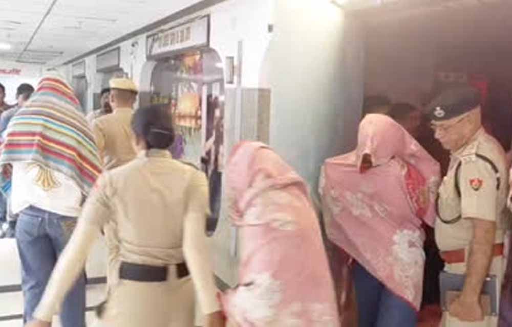 सूर्या मॉल के स्पा सेंटर पर पुलिस की छापेमारी, युवतियों समेत संचालक से पूछताछ सूर्या मॉल के स्पा सेंटर पर पुलिस की छापेमारी, युवतियों समेत संचालक से पूछताछ