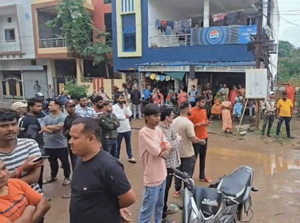 युवक से मारपीट करने वाले पिता-पुत्र पर पुलिस का शिकंजा, निकाला जुलूस
