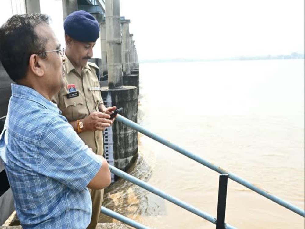 महानदी के बढ़े जलस्तर से जांजगीर-चांपा में अलर्ट, कलेक्टर-SP ने किया निरीक्षण