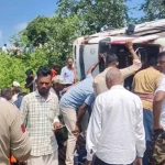तेज रफ्तार बस पलटी, एक यात्री की मौत; 20 लोग घायल तेज रफ्तार बस पलटी, एक यात्री की मौत; 20 लोग घायल