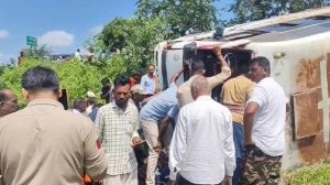 तेज रफ्तार बस पलटी, एक यात्री की मौत; 20 लोग घायल तेज रफ्तार बस पलटी, एक यात्री की मौत; 20 लोग घायल