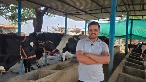 कृत्रिम गर्भाधान से अपने डेयरी फार्म में तैयार कर रहे उन्नत नस्ल की बछिया, बाहर से गाय खरीदने की जरूरत हुई कम कृत्रिम गर्भाधान से अपने डेयरी फार्म में तैयार कर रहे उन्नत नस्ल की बछिया, बाहर से गाय खरीदने की जरूरत हुई कम