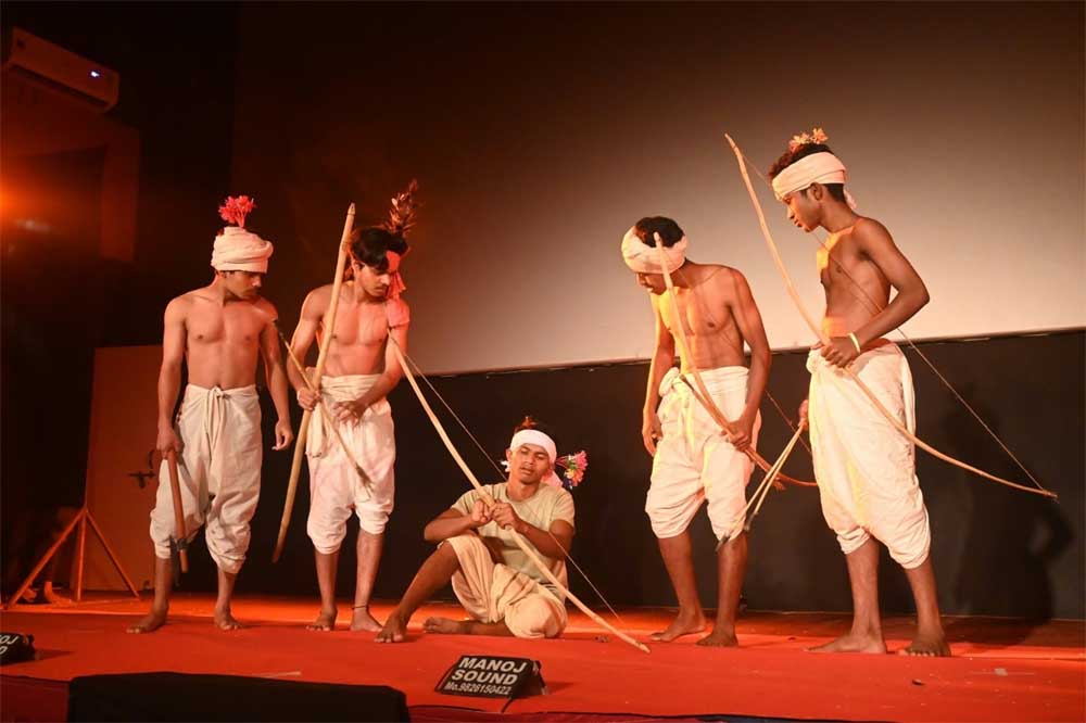प्रशिक्षण के बाद सरेंडर नक्सल युवाओं ने चक्रधर समारोह, रायगढ़ के समापन समारोह में दी प्रभावशाली प्रस्तुति प्रशिक्षण के बाद सरेंडर नक्सल युवाओं ने चक्रधर समारोह, रायगढ़ के समापन समारोह में दी प्रभावशाली प्रस्तुति