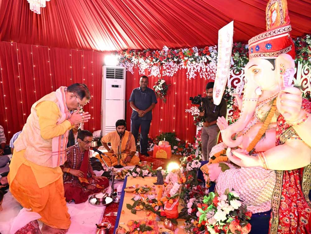 मुख्यमंत्री  विष्णु देव साय ने परिवारजनों के साथ विधि-विधान से की गणपति की स्थापना और पूजा-अर्चना