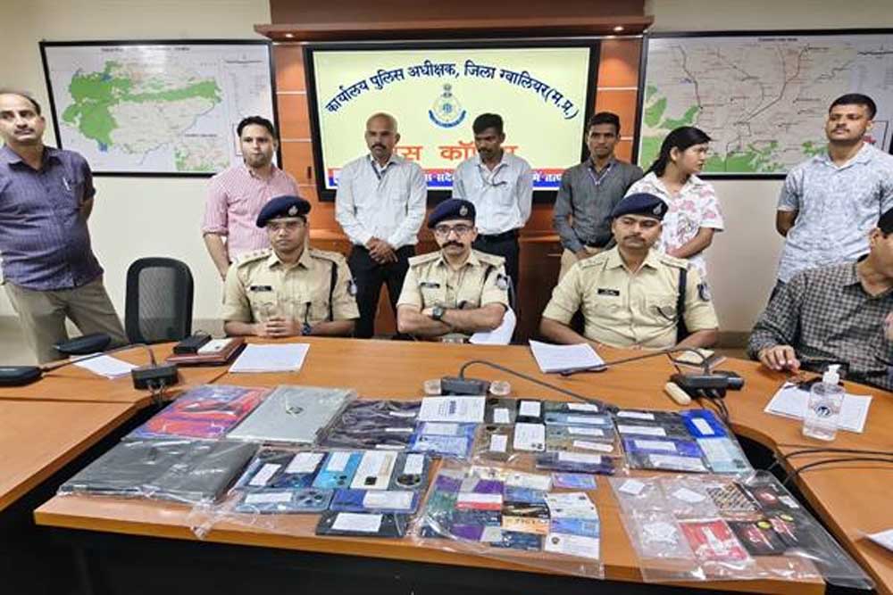 23 मोबाइल, 37 सिम, 11 एटीएम कार्ड, तीन लैपटॉप और छह पासबुक सहित इलेक्ट्रॉनिक उपकरण जब्त; प्रतिमाह 7-8 करोड़ रुपए के लेन-देन का अनुमान 23 मोबाइल, 37 सिम, 11 एटीएम कार्ड, तीन लैपटॉप और छह पासबुक सहित इलेक्ट्रॉनिक उपकरण जब्त; प्रतिमाह 7-8 करोड़ रुपए के लेन-देन का अनुमान