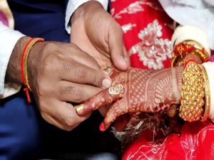 लव मैरिज पर पंचायत का सख्त फैसला, प्रेम विवाह करने वालों के सामाजिक बहिष्कार की बात लव मैरिज पर पंचायत का सख्त फैसला, प्रेम विवाह करने वालों के सामाजिक बहिष्कार की बात