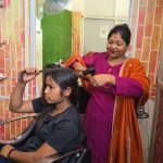 हुनर ने दी आत्मनिर्भरता की राह, ब्यूटी पार्लर से किरण को हर माह 12 से 20 हजार रुपये तक की आय हुनर ने दी आत्मनिर्भरता की राह, ब्यूटी पार्लर से किरण को हर माह 12 से 20 हजार रुपये तक की आय