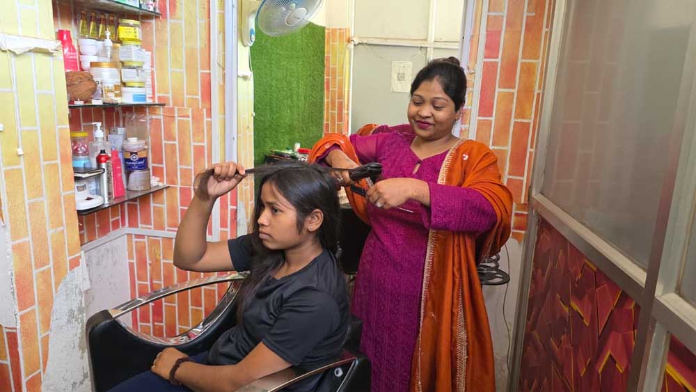 हुनर ने दी आत्मनिर्भरता की राह, ब्यूटी पार्लर से किरण को हर माह 12 से 20 हजार रुपये तक की आय हुनर ने दी आत्मनिर्भरता की राह, ब्यूटी पार्लर से किरण को हर माह 12 से 20 हजार रुपये तक की आय