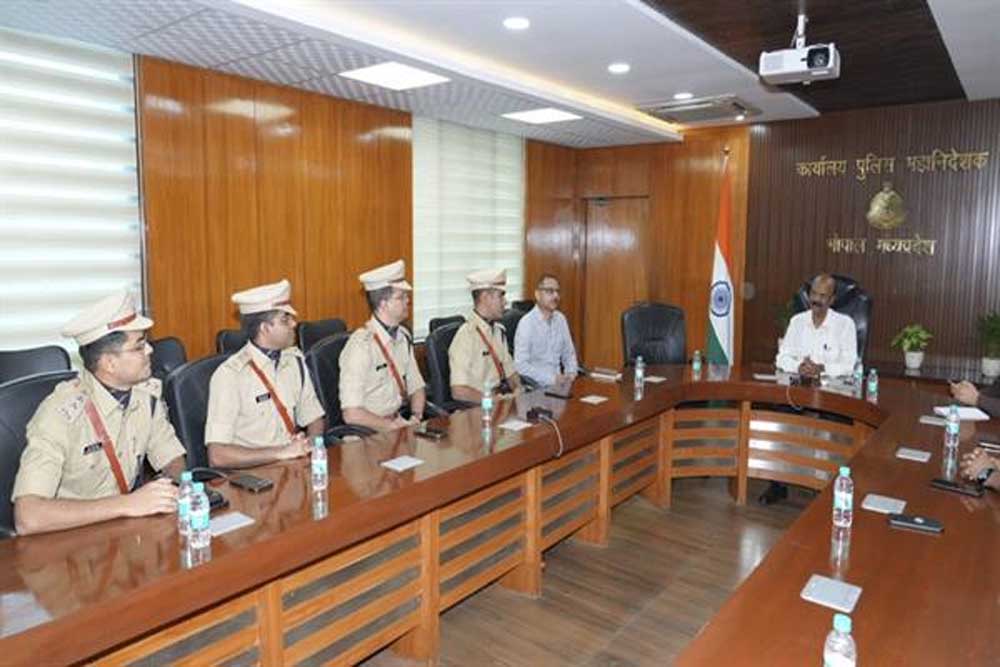पुलिस महानिदेशक से हाल ही में प्रशिक्षण पूर्ण कर चुके सहायक पुलिस अधीक्षक (आईपीएस) अधिकारियों ने की सौजन्य भेंट पुलिस महानिदेशक से हाल ही में प्रशिक्षण पूर्ण कर चुके सहायक पुलिस अधीक्षक (आईपीएस) अधिकारियों ने की सौजन्य भेंट