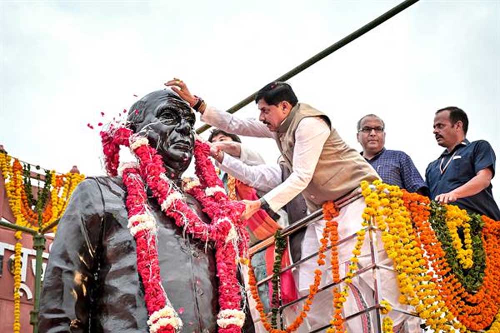 मुख्यमंत्री डॉ. यादव ने ग्वालियर में किया पूर्व विधायक स्व. रघुवीर सिंह बाबूजी की प्रतिमा का अनावरण