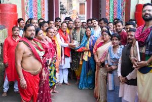 मुख्यमंत्री साय ने लिंगराज मंदिर में सपत्नीक की पूजा-अर्चना मुख्यमंत्री साय ने लिंगराज मंदिर में सपत्नीक की पूजा-अर्चना